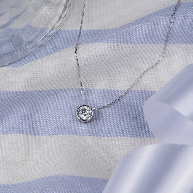 Silver Lustré Solitaire Pendant