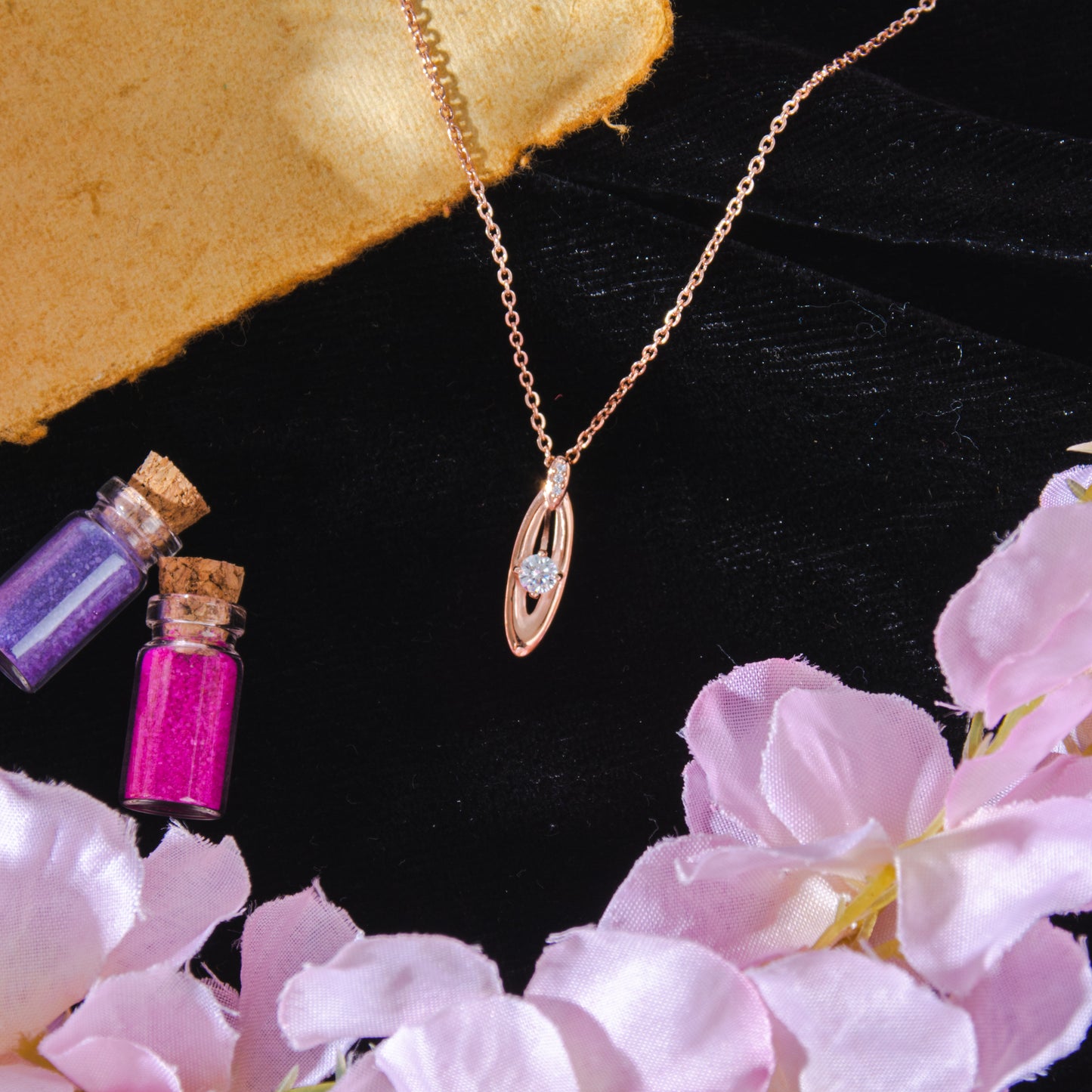 Sparkling eye chain