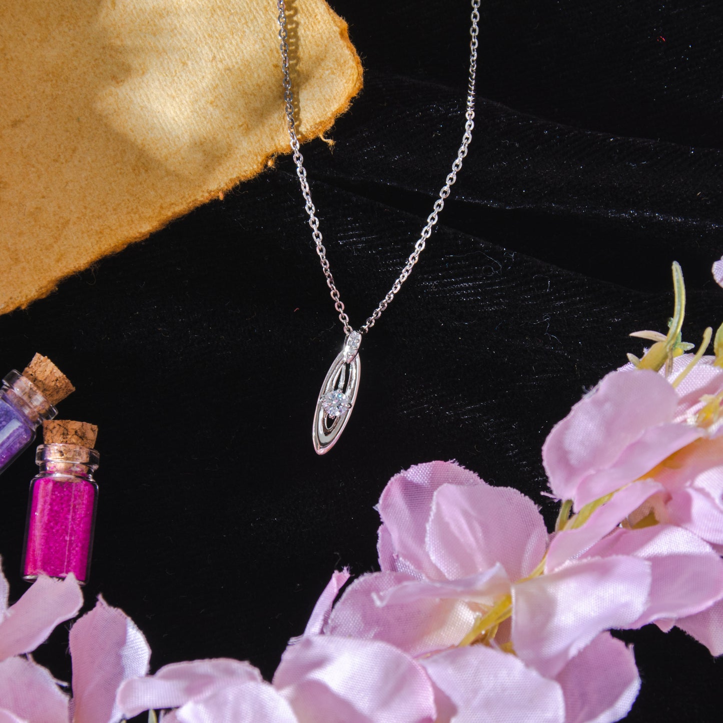 Sparkling eye chain