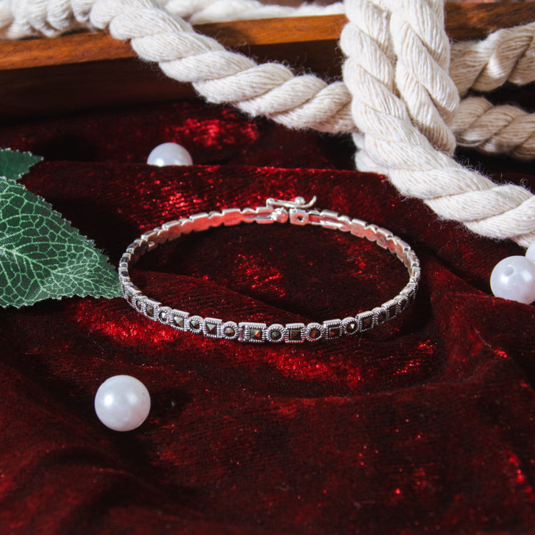 Elegant with Backdrop Silver Bracelet