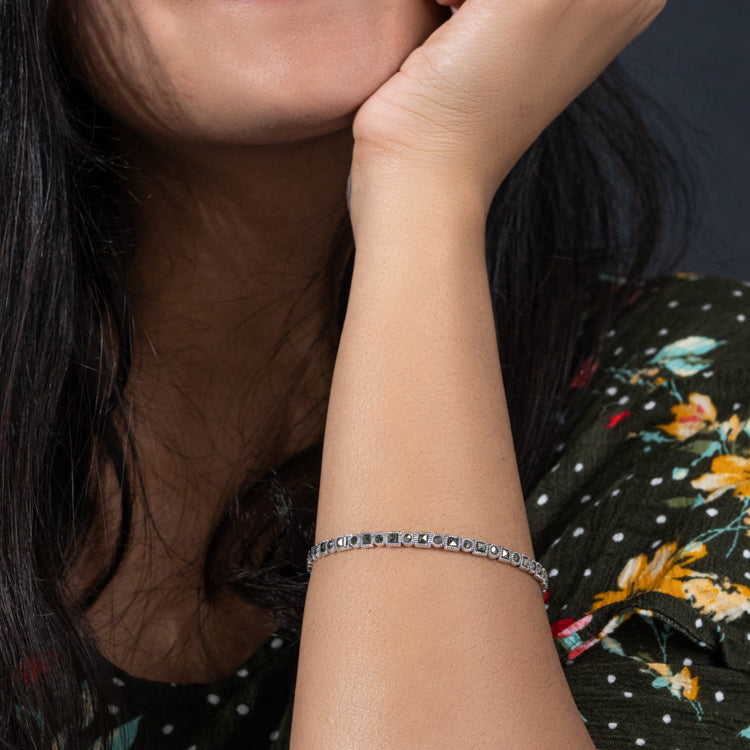 Elegant with Backdrop Silver Bracelet